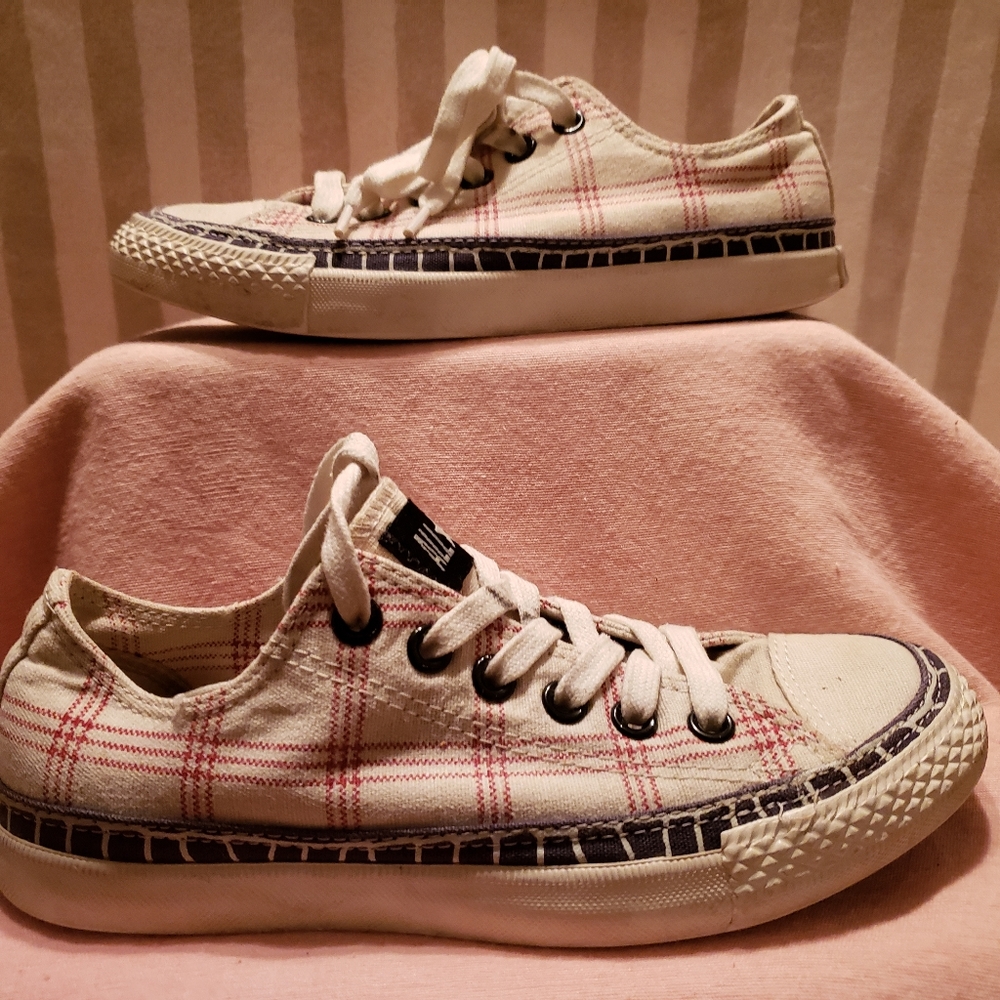 Euc Ctas Classic Low Top In Unique Pattern Red/Wh… - image 7